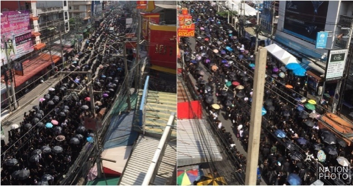 ชาวบางละมุงนับหมื่นร่วมพิธีวางดอกไม้จันทน์ ชาวบางละมุงนับหมื่นร่วมพิธีวางดอกไม้จันทน์