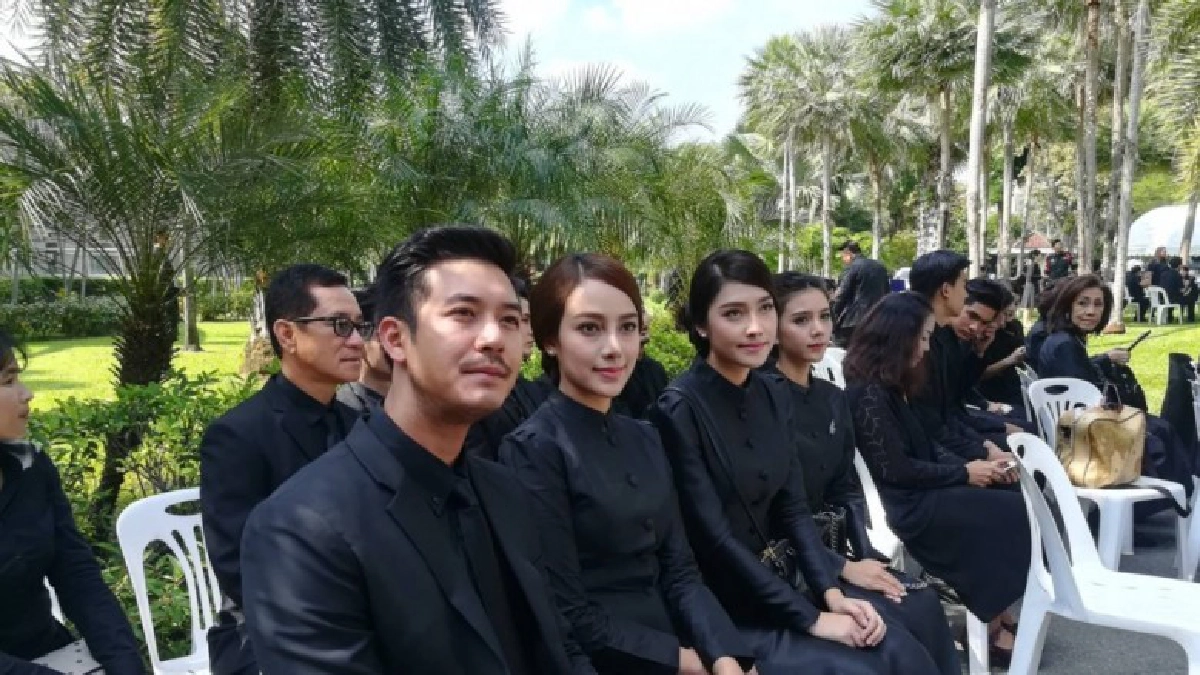 'คนบันเทิง' ร่วมอาลัยวางดอกไม้จันทน์ 'คนบันเทิง' ร่วมอาลัยวางดอกไม้จันทน์