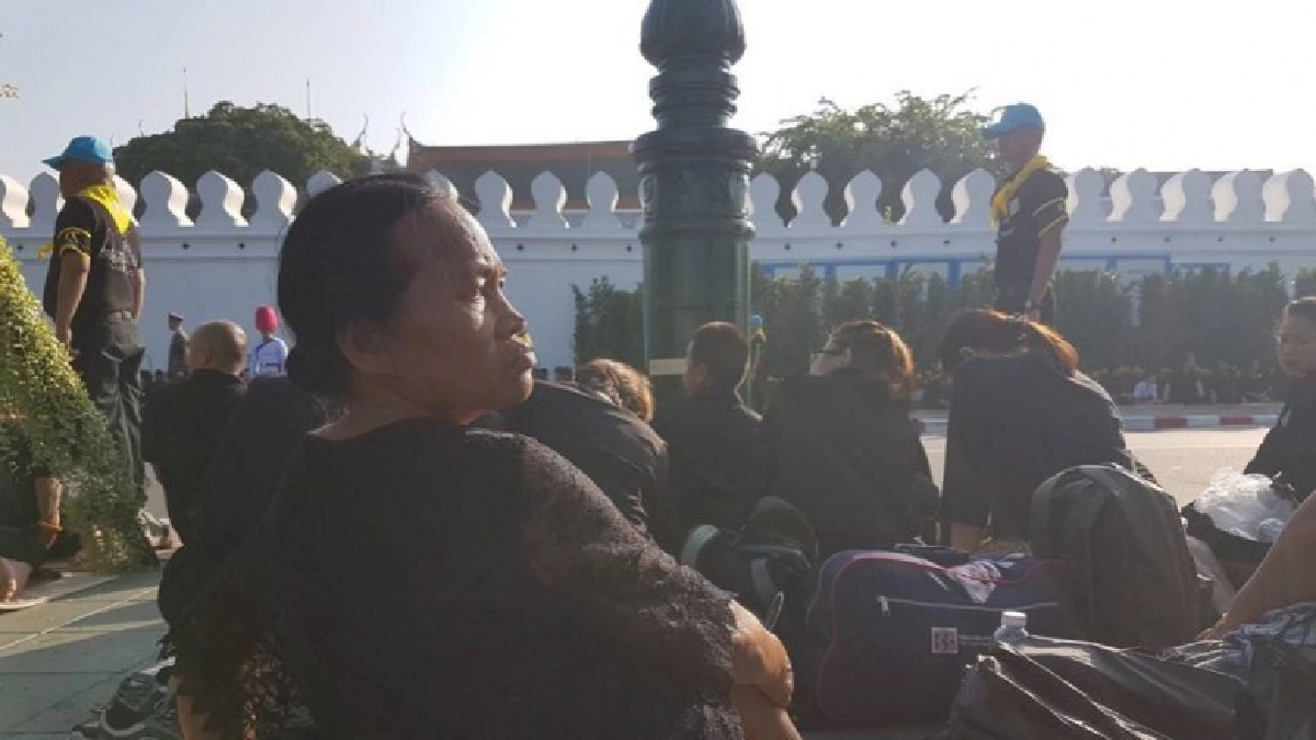 แหงนหน้าสู้แดดเปรี้ยงก็ไม่ท้อ ขอรอเฝ้าพ่อหลวง แหงนหน้าสู้แดดเปรี้ยงก็ไม่ท้อ ขอรอเฝ้าพ่อหลวง