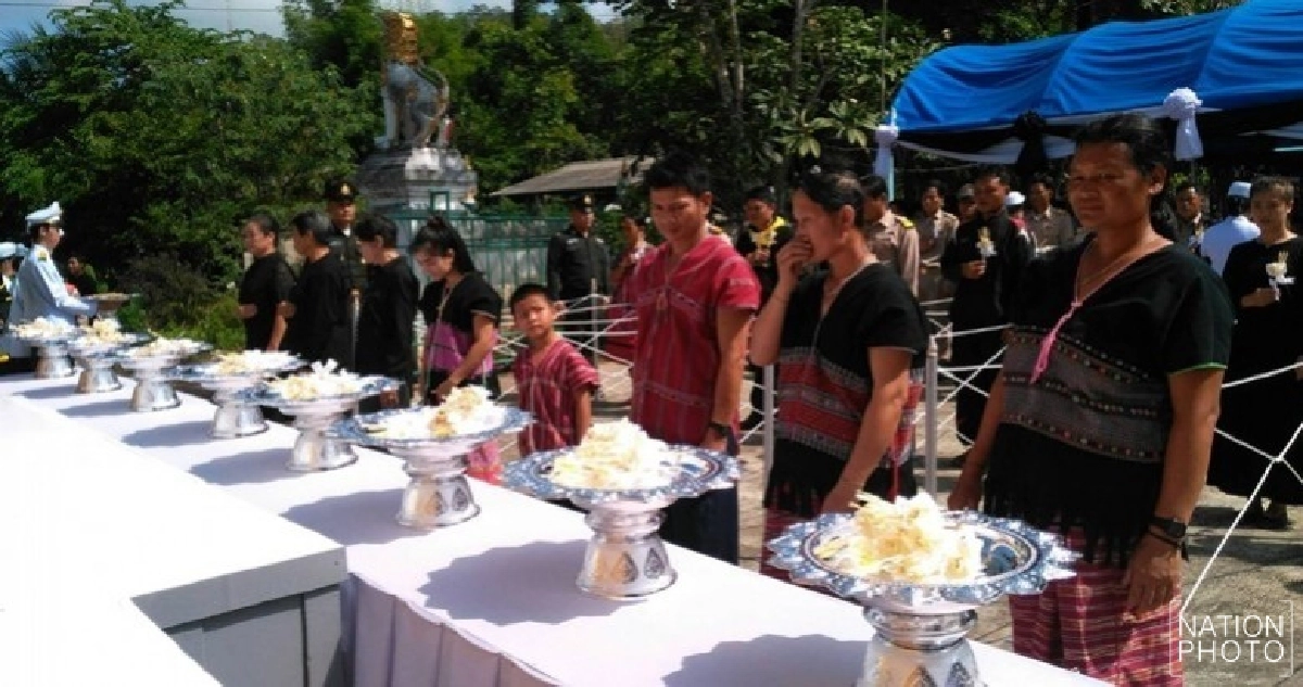 พสกนิกรชนเผ่าร่วมถวายดอกไม้จันทน์ พสกนิกรชนเผ่าร่วมถวายดอกไม้จันทน์