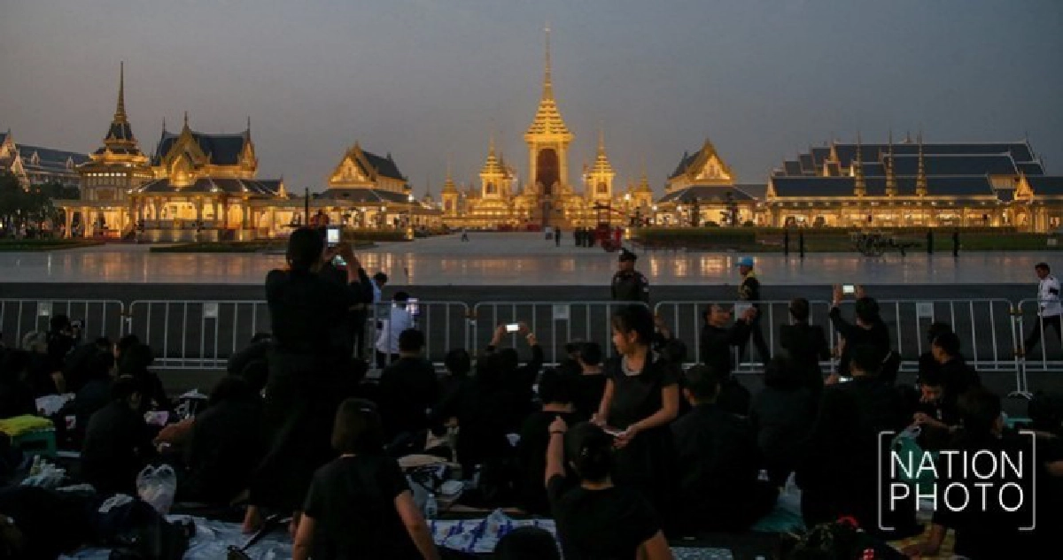 พสกนิกรเนืองแน่นร่วมพระราชพิธีฯ ยาวตลอดถ.ราชดำเนินฯ(ภาพชุด) พสกนิกรเนืองแน่นร่วมพระราชพิธีฯ ยาวตลอดถ.ราชดำเนินฯ(ภาพชุด)