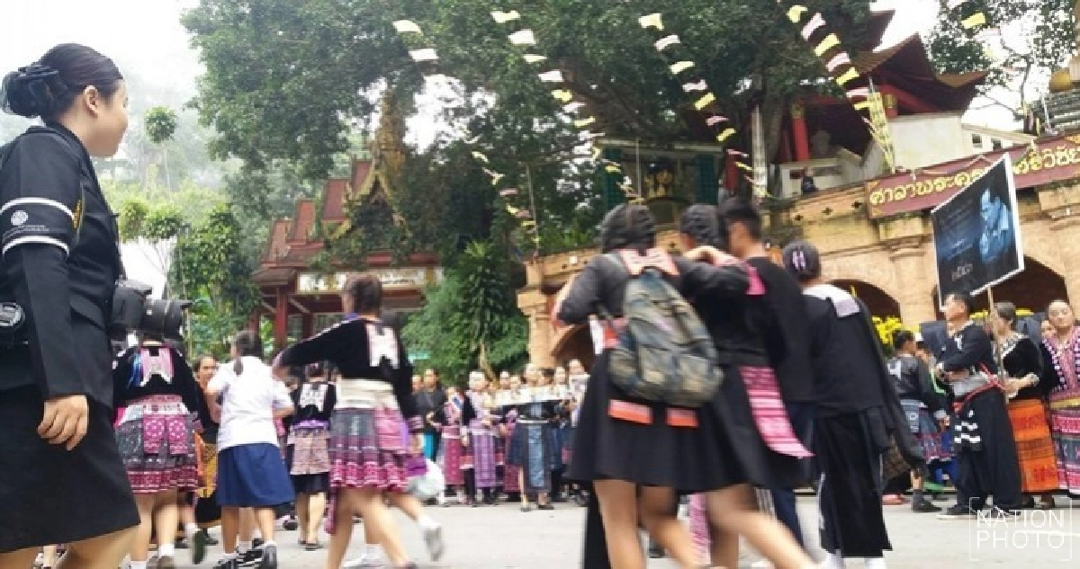 ชาวไทยภูเขาเดินเท้าลงดอย 30 กม.ร่วมพิธีถวายดอกไม้จันทน์