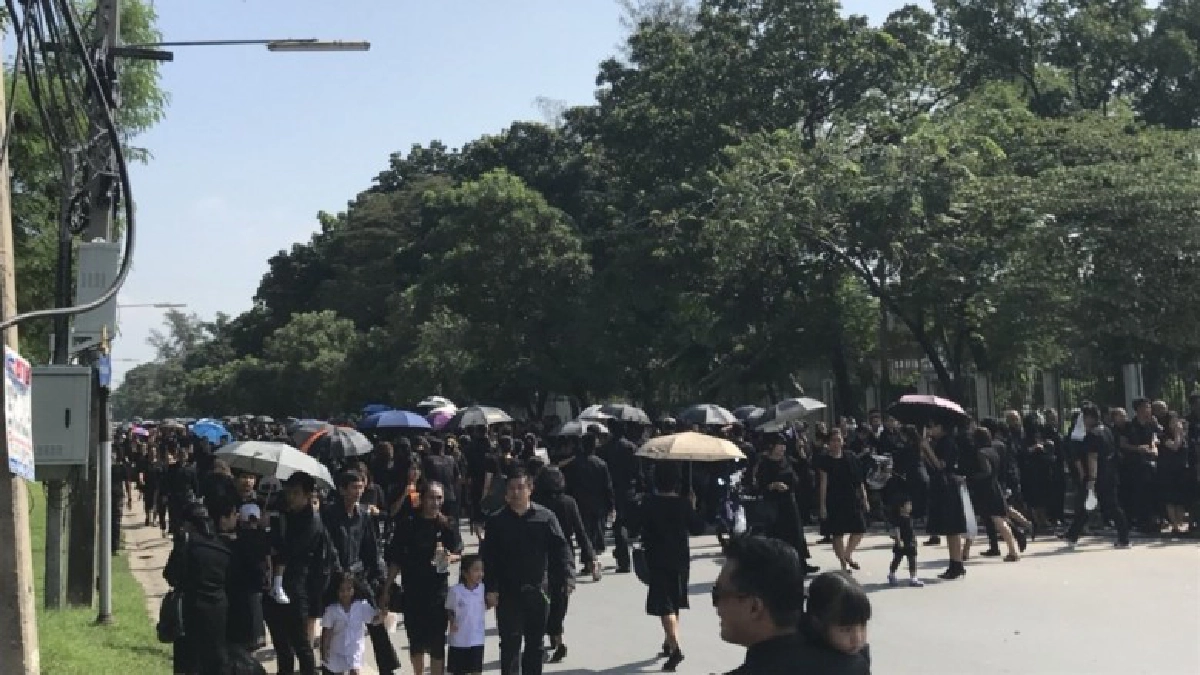 คนล้น "ธูปะเตมีย์" ร่วมวางดอกไม้จันทน์
