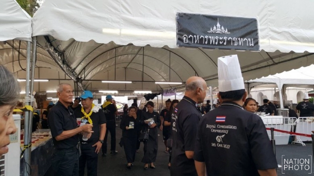 ประชาชนเดินทางร่วมวางดอกไม้จันทน์ หน้าลานคนเมือง ประชาชนเดินทางร่วมวางดอกไม้จันทน์ หน้าลานคนเมือง