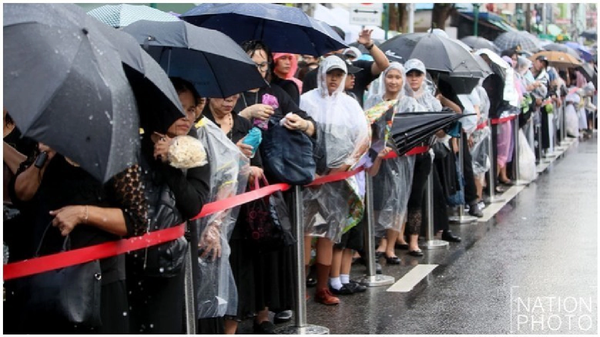 ฝนพรำ!! ปชช.ต่อแถวยาว หน้าจุดคัดกรอง(ภาพชุด)