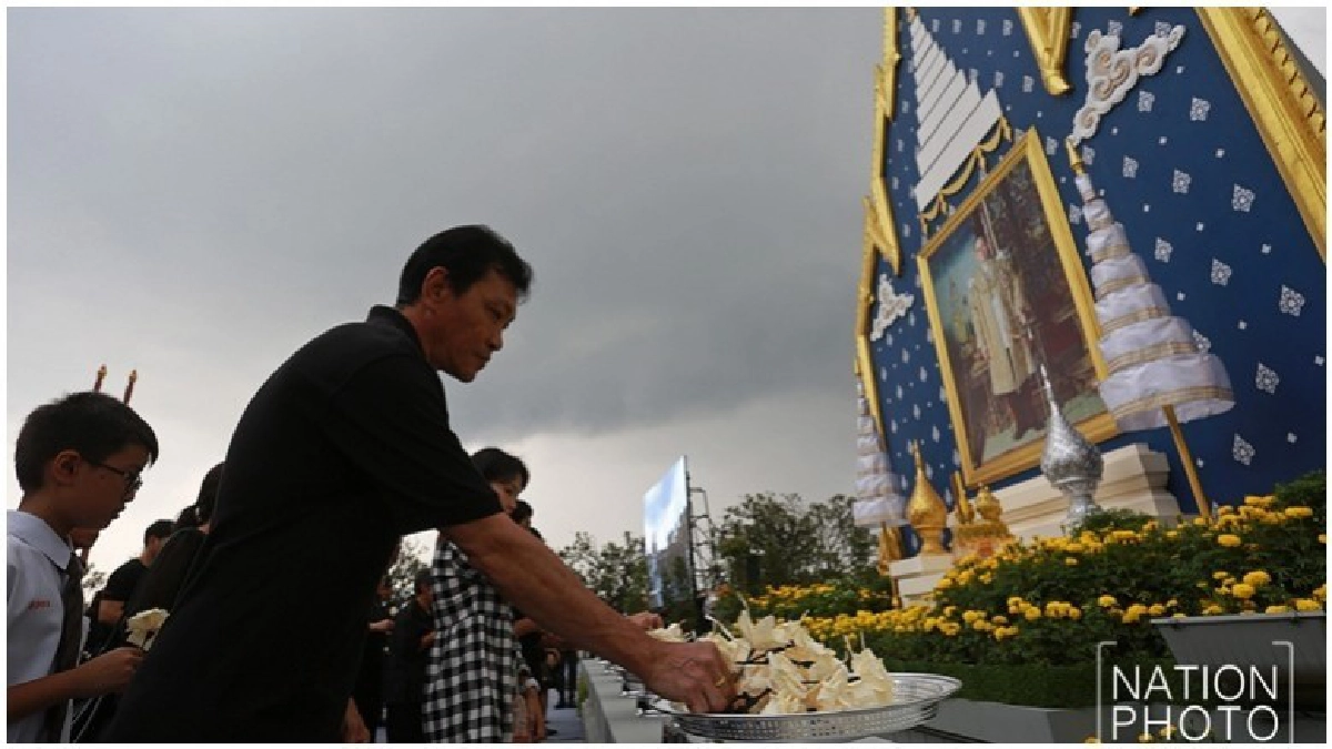 ประชาชนถวายดอกไม้จันทน์ "ซุ้มศิริราช"(ภาพชุด)