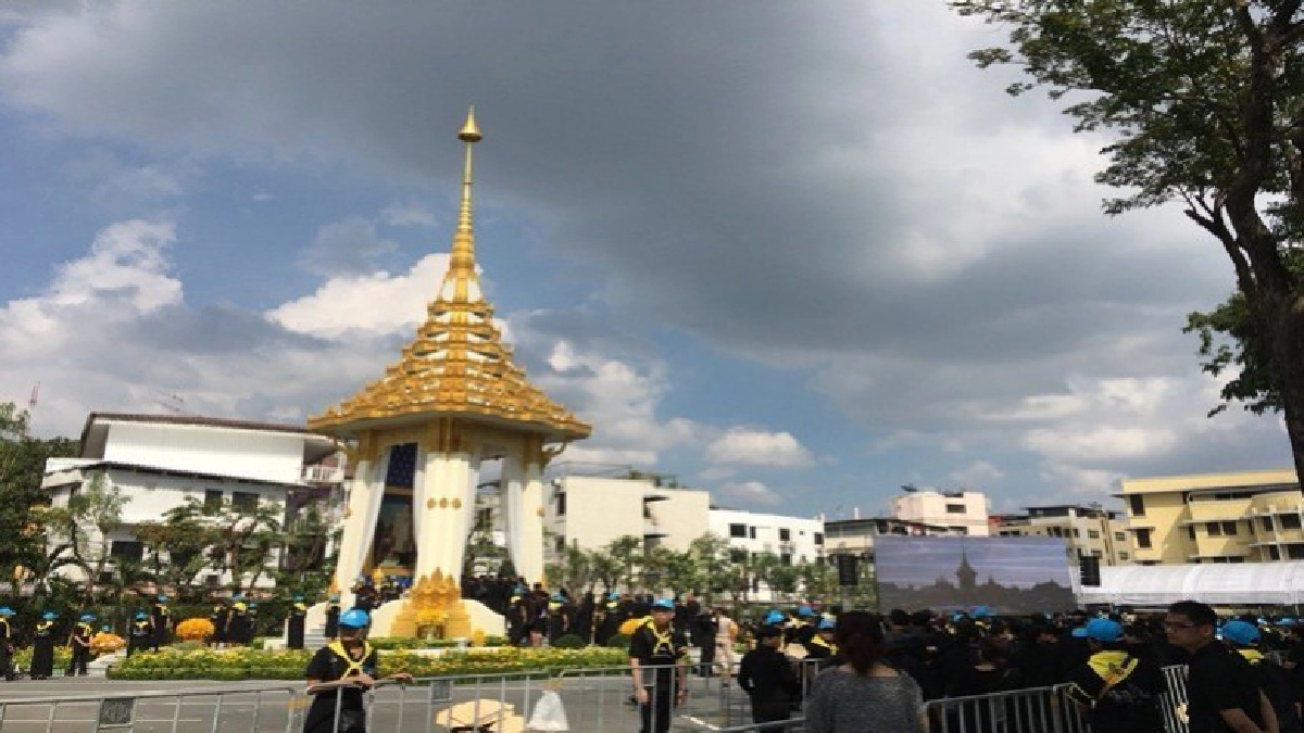 คลื่นปชช.วางดอกไม้จันทน์พระเมรุมาศกองสลากเก่า