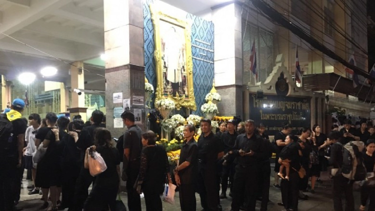 "พระเมรุมาศจำลอง" ลานคนเมือง เริ่มเปิดให้คนรับบัตรคิวแล้ว "พระเมรุมาศจำลอง" ลานคนเมือง เริ่มเปิดให้คนรับบัตรคิวแล้ว