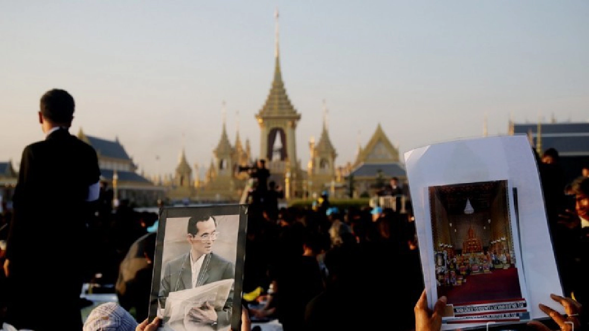 แดดร้อนก็ไม่ถอย ประชาชนจับจองพื้นที่สนามหลวง