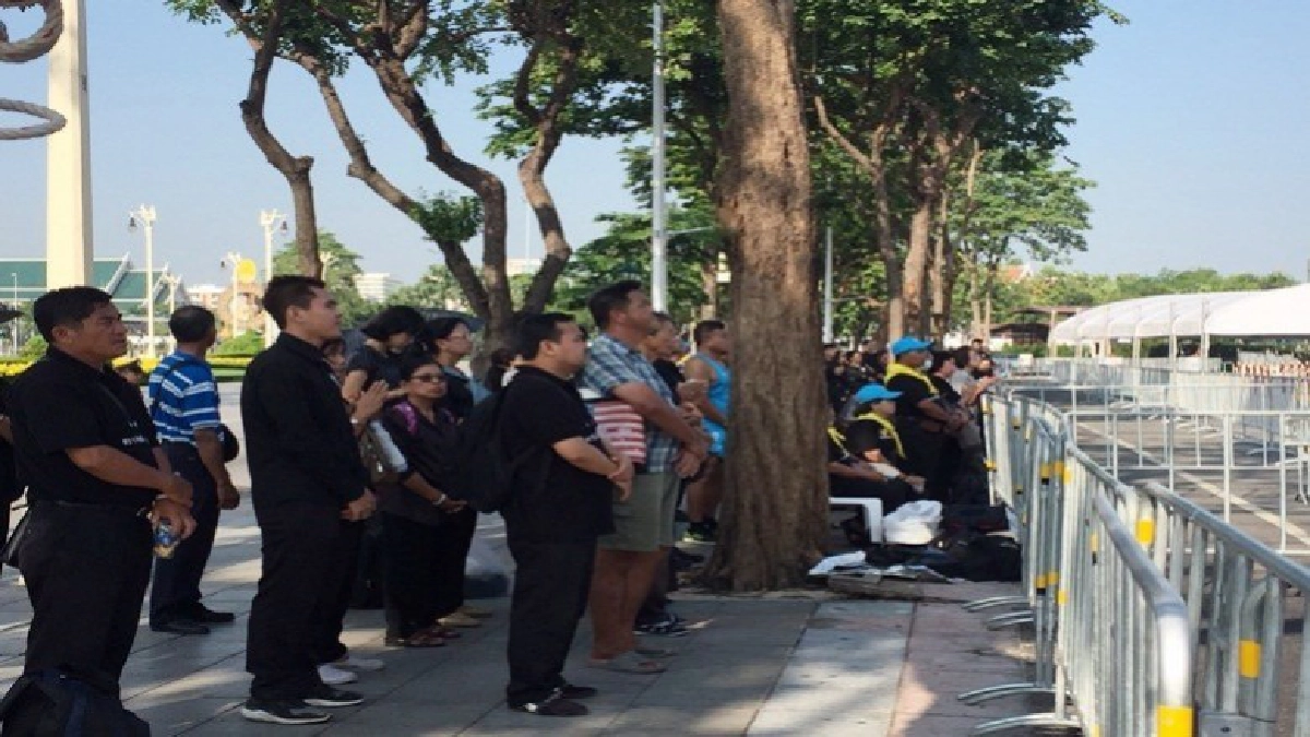 ประชาชนเศร้าโศกชมถ่ายทอดพระราชพิธีเก็บพระบรมอัฐิ ประชาชนเศร้าโศกชมถ่ายทอดพระราชพิธีเก็บพระบรมอัฐิ