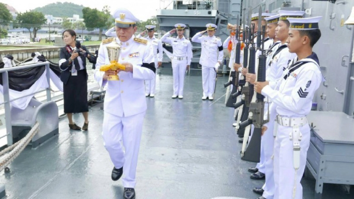 อัญเชิญพระโกศฯลงเรือหลวงกระบี่ลอยเถ้าดอกไม้จันทน์