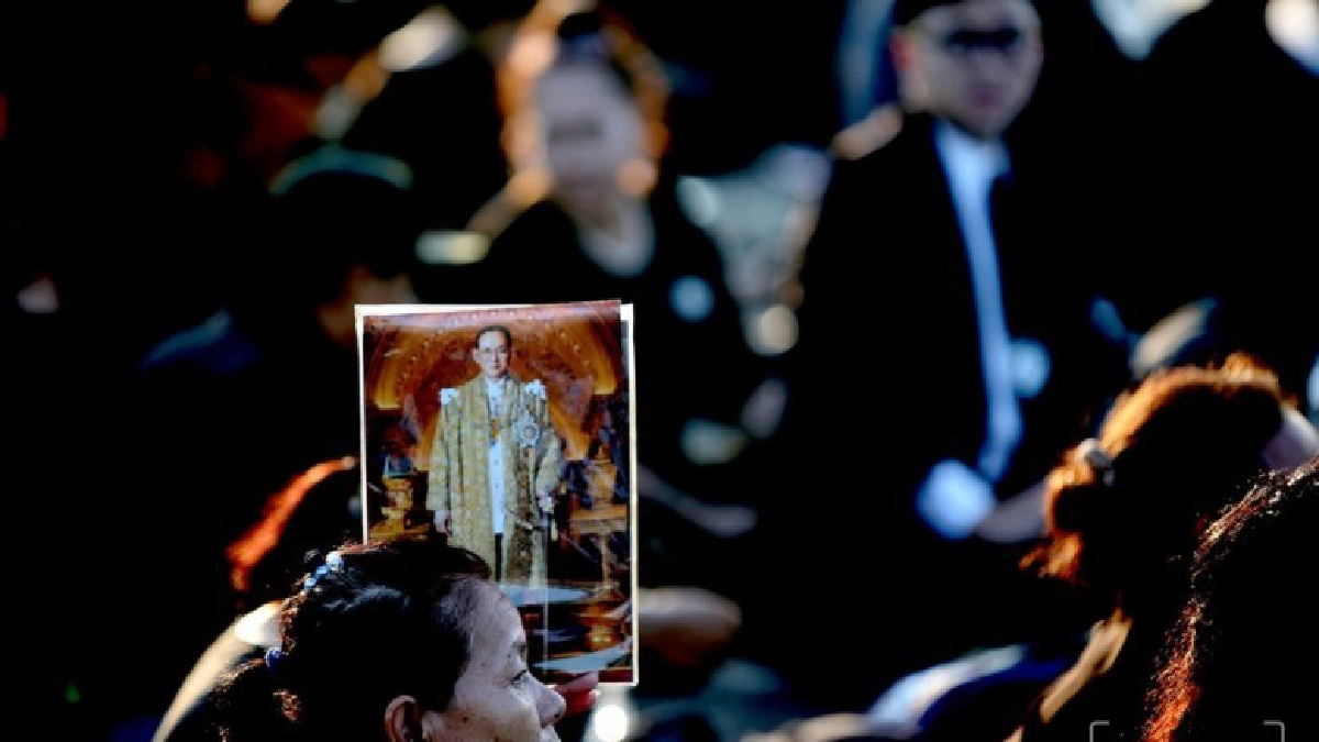 ปชช.คงปักหลักที่สนามหลวง เฝ้าชมพระราชพิธีอัญเชิญพระบรมอัฐิ ปชช.คงปักหลักที่สนามหลวง เฝ้าชมพระราชพิธีอัญเชิญพระบรมอัฐิ
