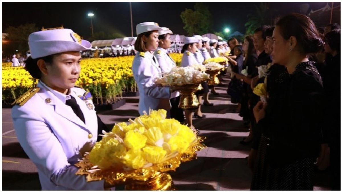 ชาวชัยภูมิทั้งจังหวัดกลั้นน้ำตาไม่อยู่เข้าถวายดอกไม้จันทน์ ชาวชัยภูมิทั้งจังหวัดกลั้นน้ำตาไม่อยู่เข้าถวายดอกไม้จันทน์