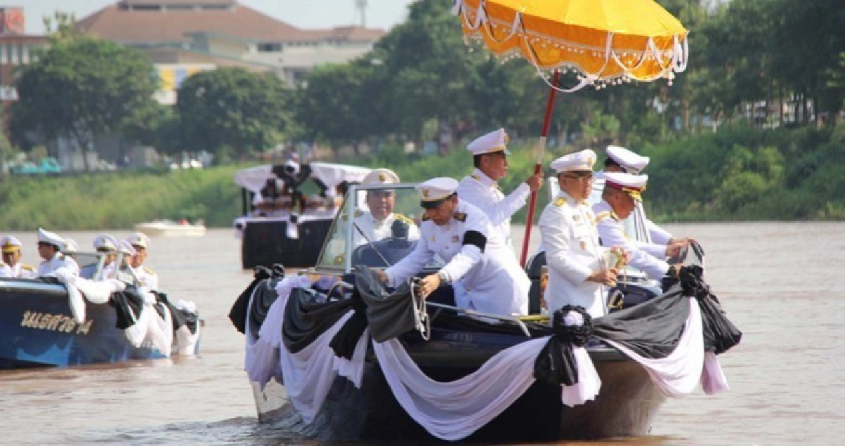 พิษณุโลกประกอบพิธีลอยเถ้าดอกไม้จันทน์ในแม่น้ำน่านหน้าวัดใหญ่ พิษณุโลกประกอบพิธีลอยเถ้าดอกไม้จันทน์ในแม่น้ำน่านหน้าวัดใหญ่