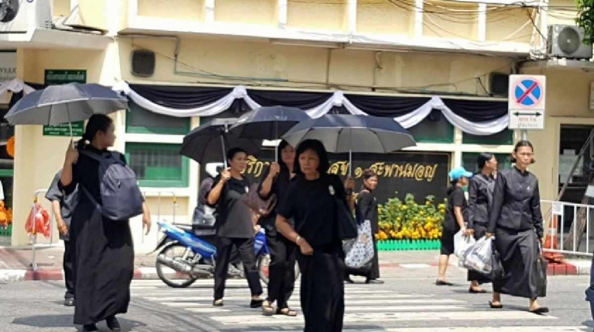 ลูกๆทยอยเดินทางกลับ หลังส่งพ่อหลวงครั้งสุดท้าย ลูกๆทยอยเดินทางกลับ หลังส่งพ่อหลวงครั้งสุดท้าย