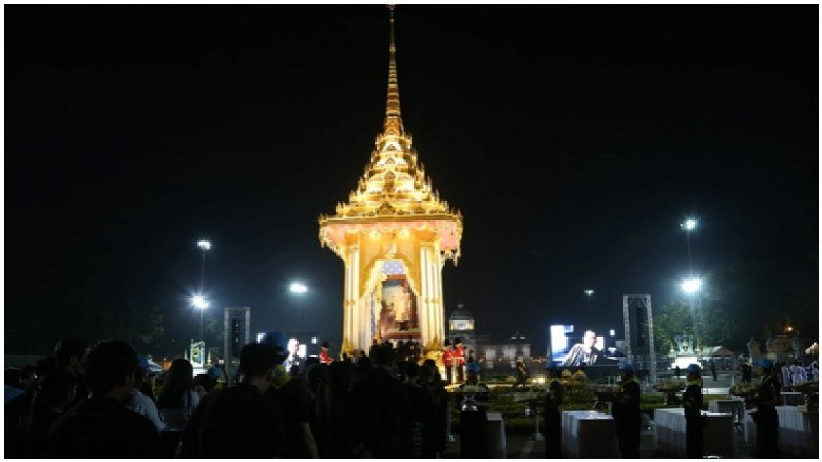 ปชช.ทยอยถวายดอกไม้จันทน์ที่พระลานพระราชวังดุสิตต่อเนื่อง ปชช.ทยอยถวายดอกไม้จันทน์ที่พระลานพระราชวังดุสิตต่อเนื่อง