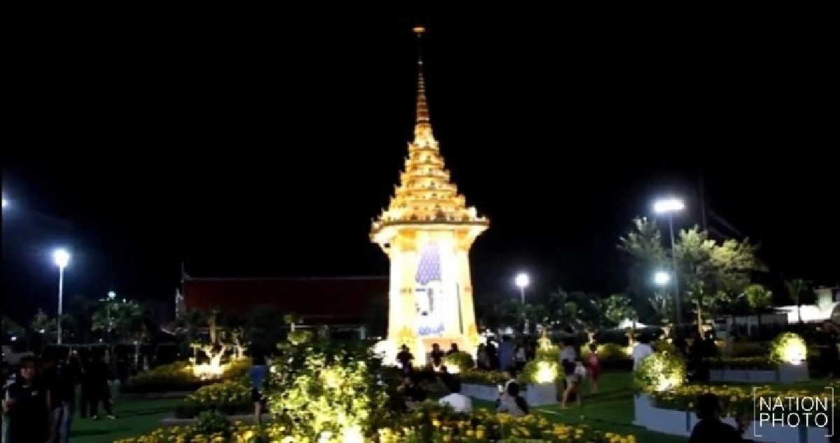 ชาวชลบุรีเก็บภาพที่ระลึก ‘พระเมรุมาศจำลอง’ ชาวชลบุรีเก็บภาพที่ระลึก ‘พระเมรุมาศจำลอง’