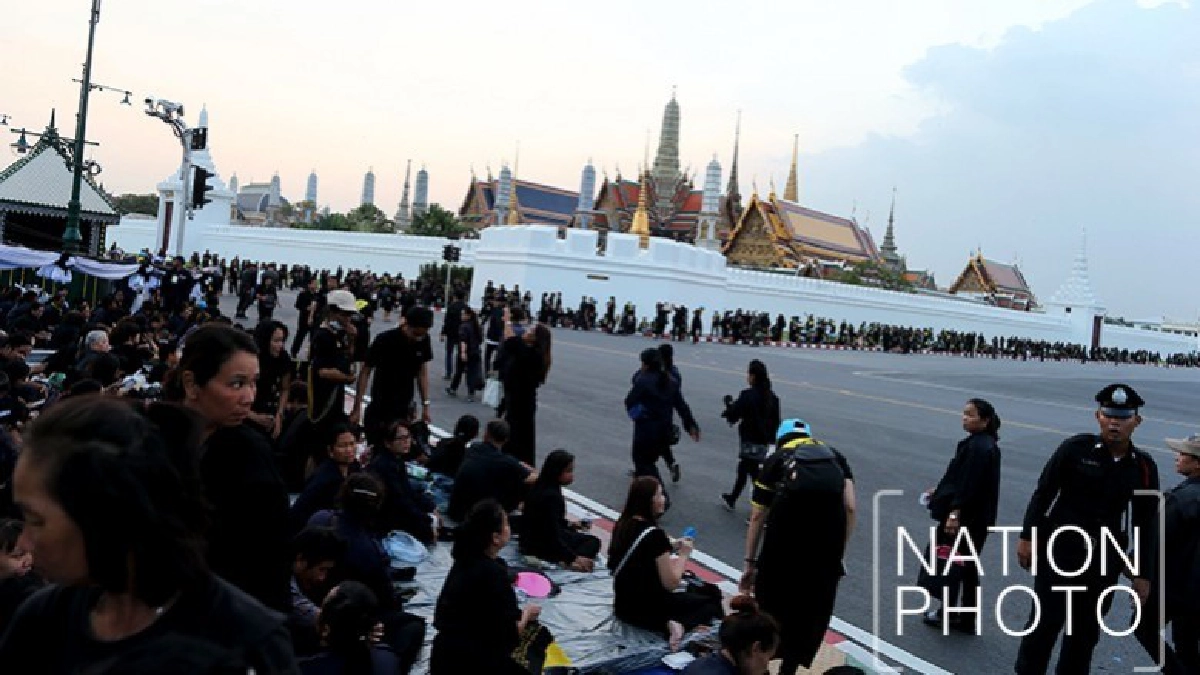 ประชาชนยังอยู่เต็มสนามหลวง ประชาชนยังอยู่เต็มสนามหลวง