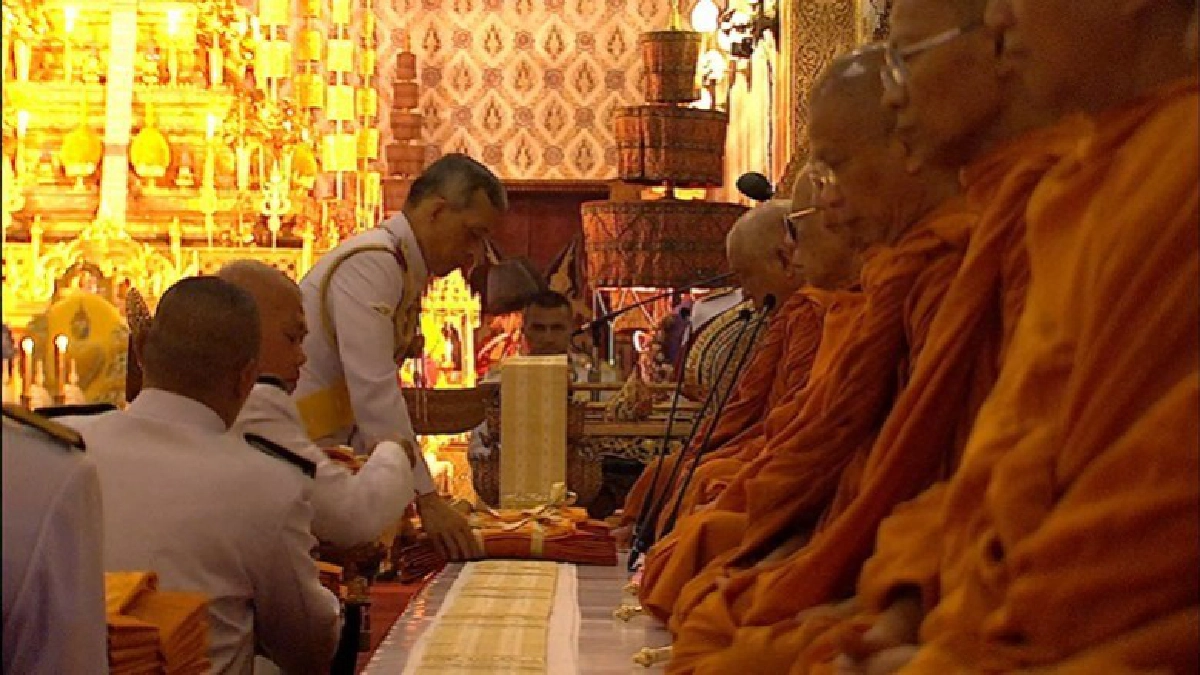 สมเด็จในหลวง ร.10 ทรงบำเพ็ญพระราชกุศลพระบรมอัฐิ สมเด็จในหลวง ร.10 ทรงบำเพ็ญพระราชกุศลพระบรมอัฐิ