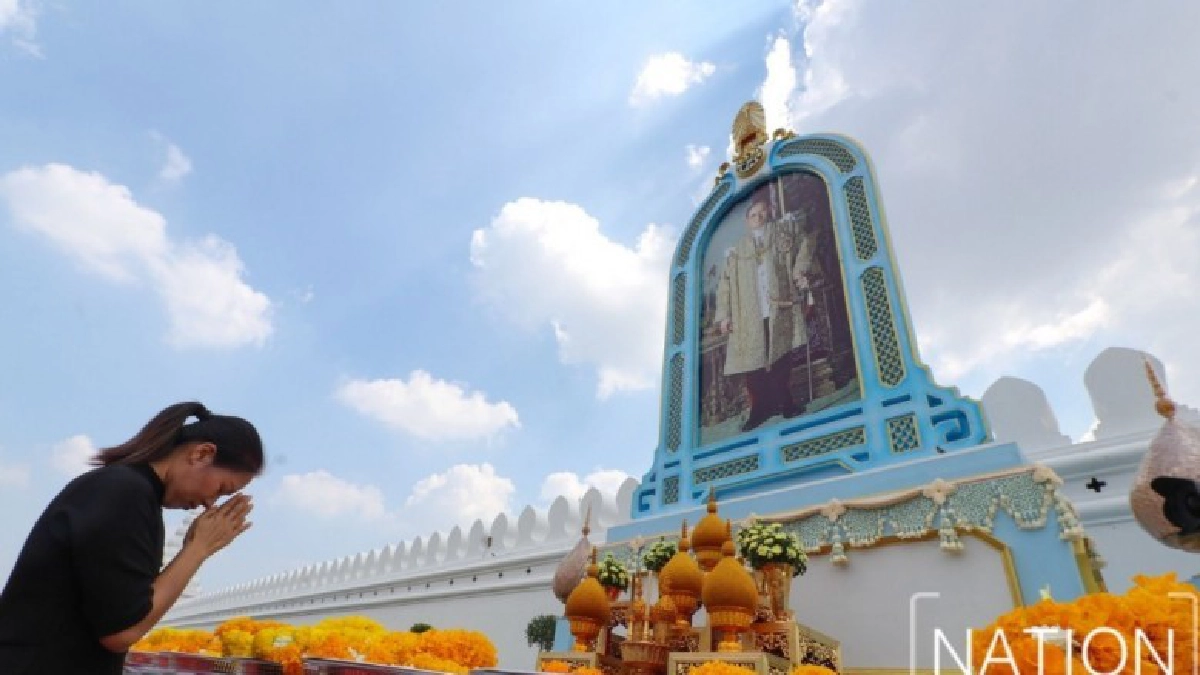 พสกนิกรวางดอกดาวเรืองถวายอาลัยพ่อหลวง (ภาพชุด) พสกนิกรวางดอกดาวเรืองถวายอาลัยพ่อหลวง (ภาพชุด)