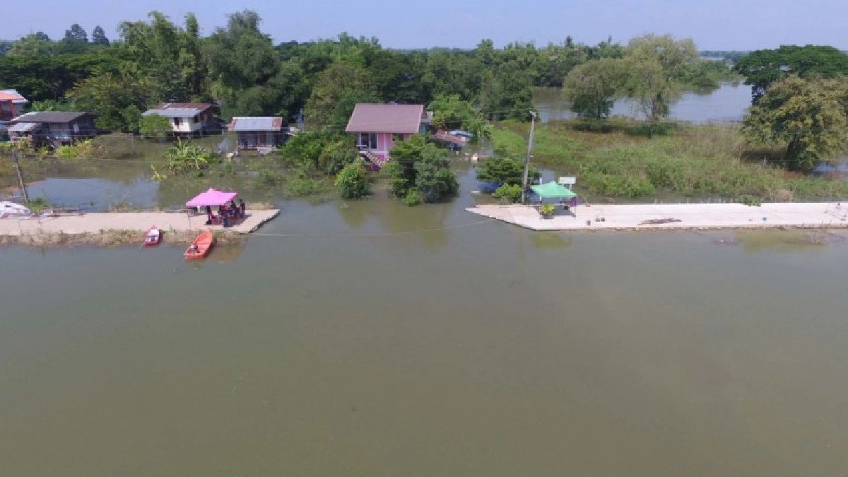 น้ำท่วม“บางระกำ”กัดเซาะถนนขาด เดือดร้อน 100 ครัวเรือน