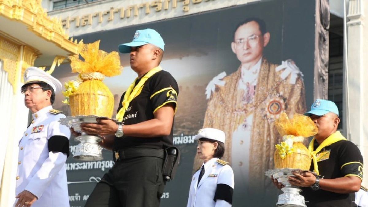กทม.บำเพ็ญกุศลเถ้าดอกไม้จันทน์จากพิธีถวายพระเพลิงพระบรมศพ