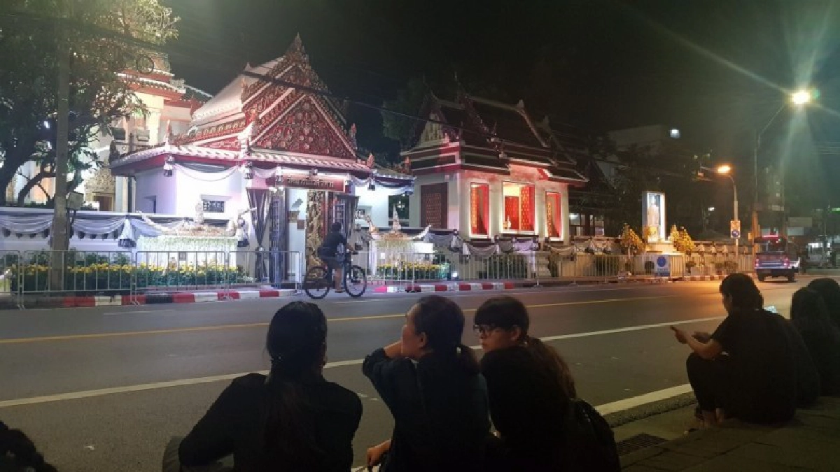ปชช.แห่จับจองหน้าวัดบวรฯ รอชมริ้วขบวนพระบรมราชอิสริยยศฯ