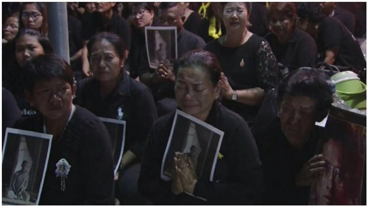 ปชช.หน้าวัดราชบพิธฯก้มกราบ"พระบรมราชสรีรางคาร"ด้วยน้ำตา!!