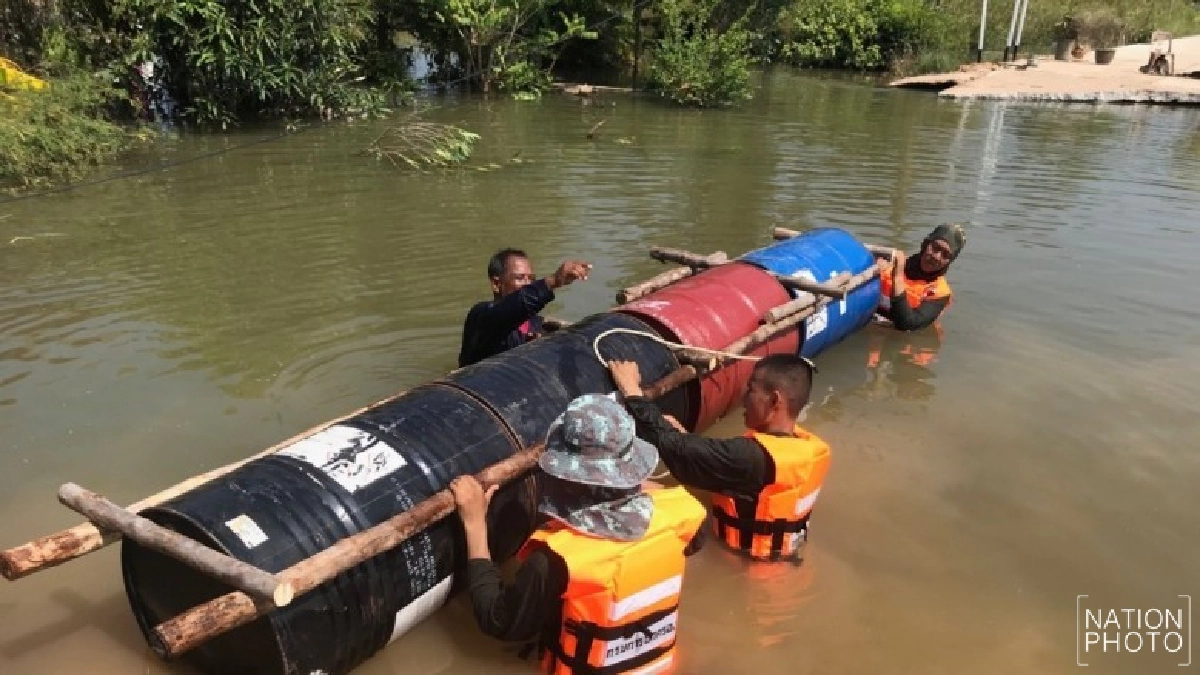 พิษณุโลก สร้างสะพานแพแกลลอน เชื่อมถนนสัญจร หลังถูกน้ำเซาะขาด พิษณุโลก สร้างสะพานแพแกลลอน เชื่อมถนนสัญจร หลังถูกน้ำเซาะขาด
