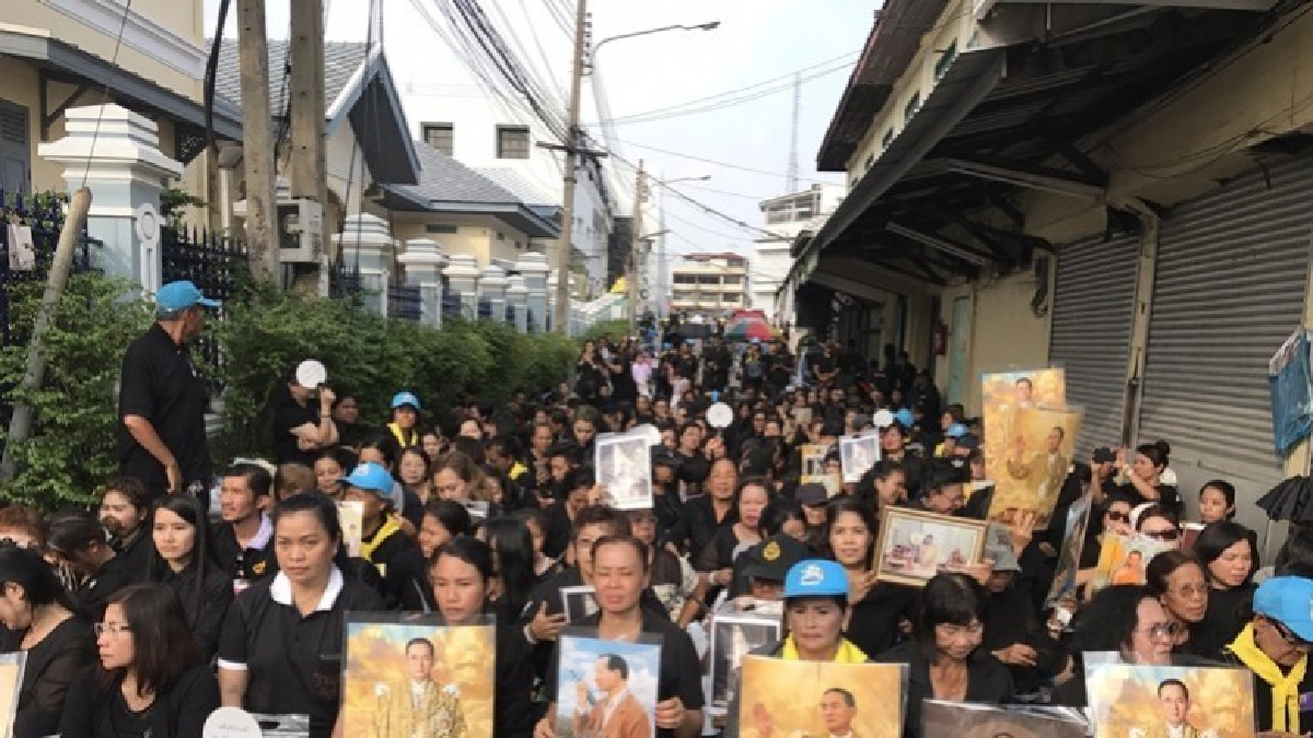 พสกนิกร ปักหลักรอชมริ้วขบวนพระราชพิธีฯ สุดท้าย