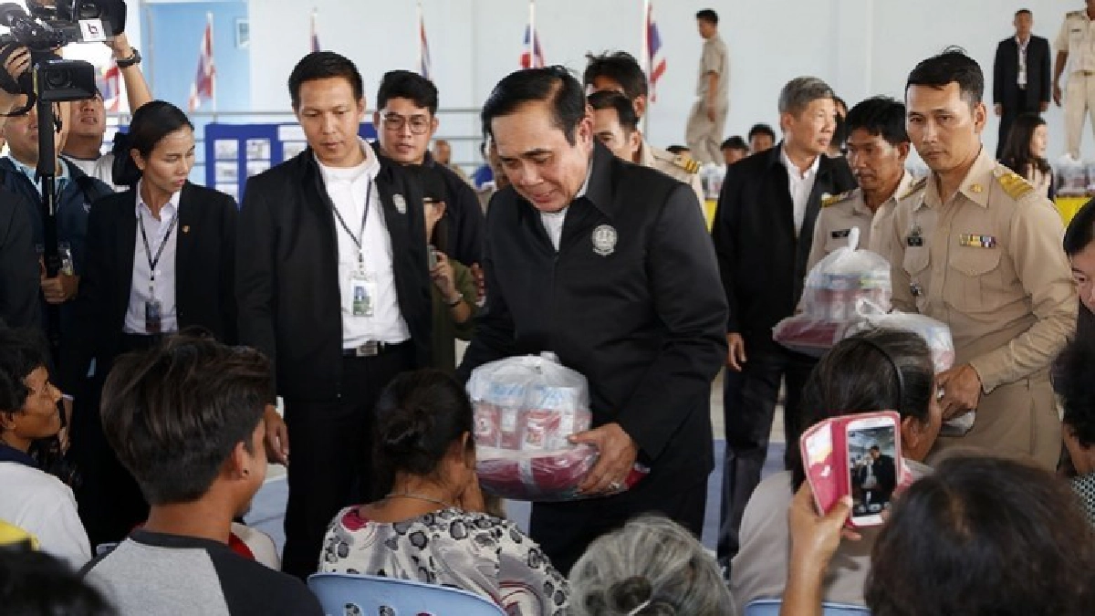 "บิ๊กตู่" ลั่นลงพื้นที่ช่วยน้ำท่วมไม่ใช่หาเสียง "บิ๊กตู่" ลั่นลงพื้นที่ช่วยน้ำท่วมไม่ใช่หาเสียง