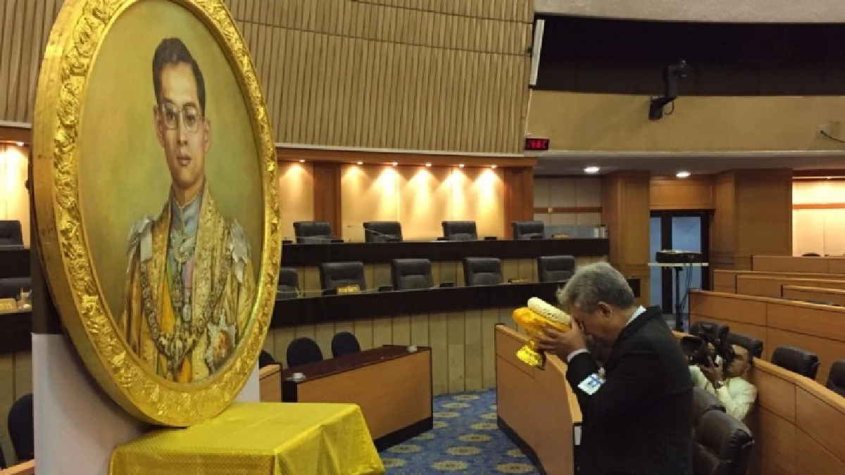 เลขาสภาฯสักการะพระบรมสาทิสลักษณ์ ร.9 เลขาสภาฯสักการะพระบรมสาทิสลักษณ์ ร.9