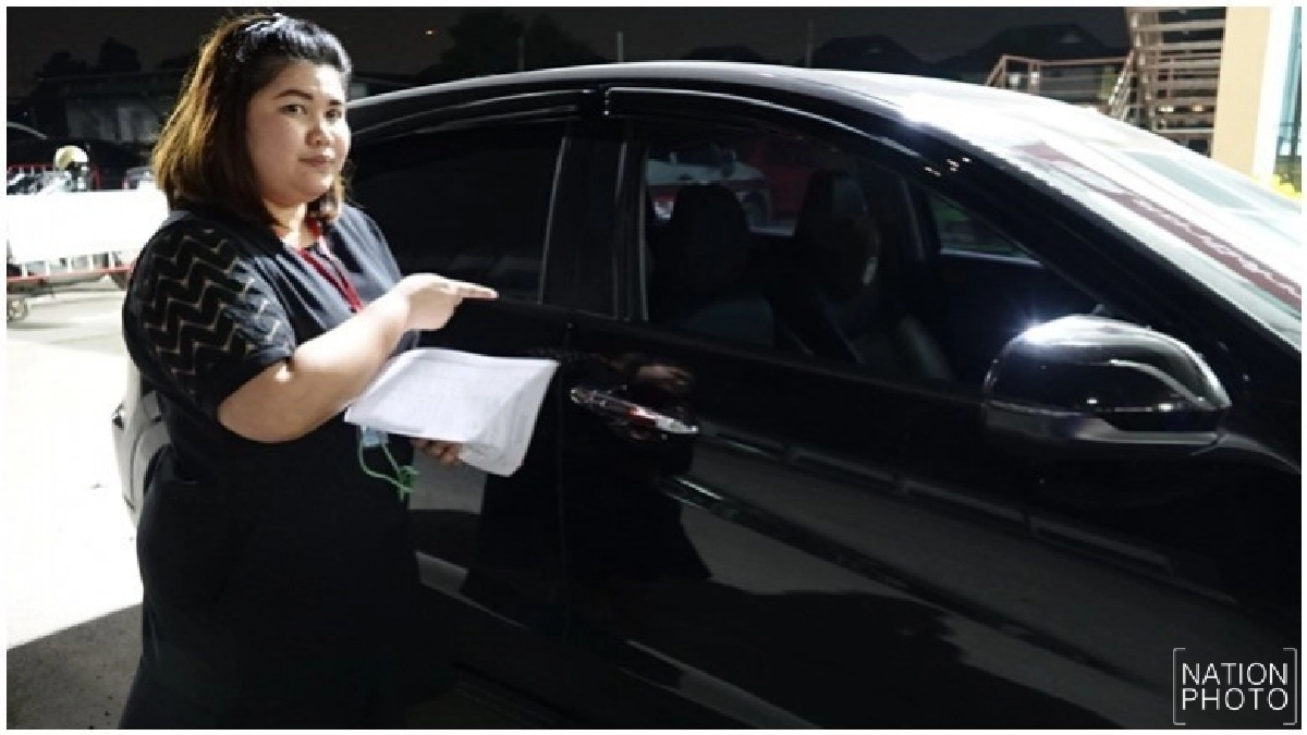 ทุบกระจกรถป้ายแดง จอดหน้าร้านอาหารดังย่านปทุมฯ ทุบกระจกรถป้ายแดง จอดหน้าร้านอาหารดังย่านปทุมฯ