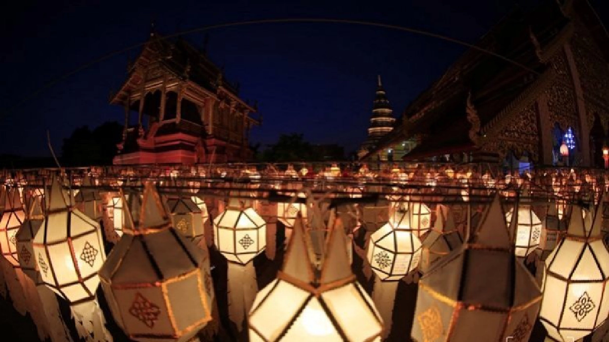 นนท.แห่ร่วมงานยี่เป็ง โคมล้านนาลำพูนคึกคัก (ภาพชุด)