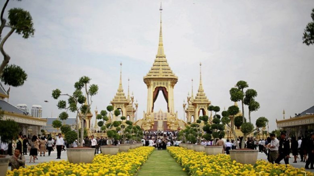 นำชมนิทรรศการพระราชพิธีถวายพระเพลิงพระบรมศพ (ภาพชุด)