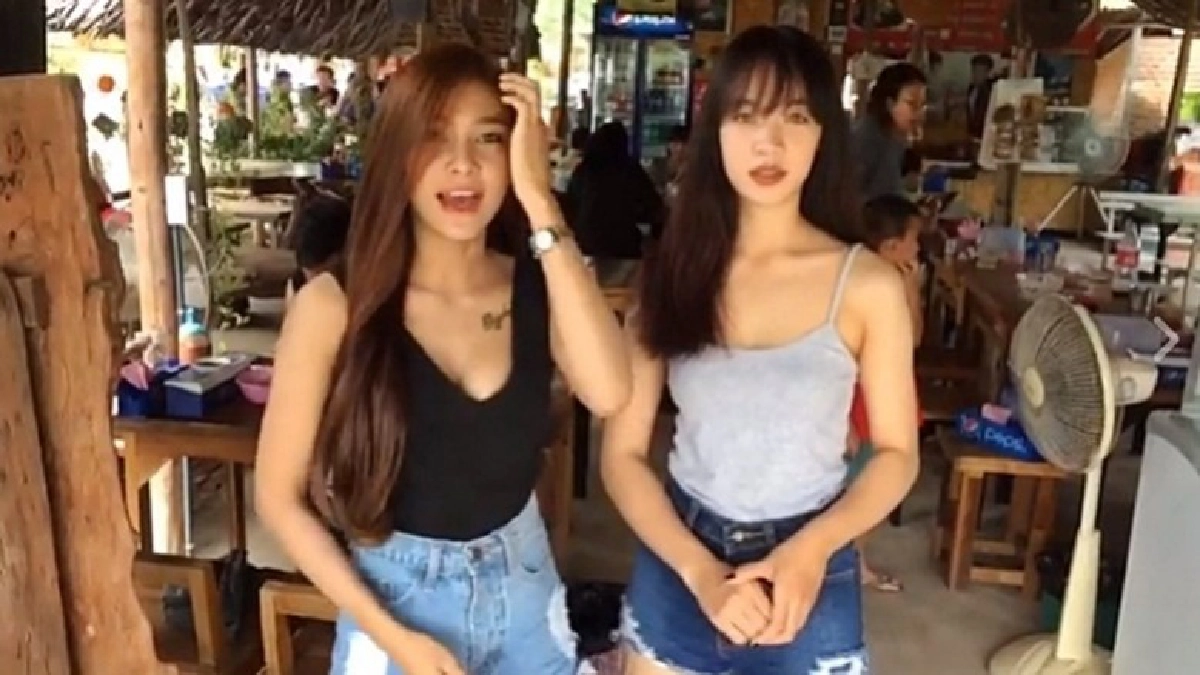 เรียกลูกค้า! จ้างสาวสวยเสิร์ฟก๋วยเตี๋ยว เรียกลูกค้า! จ้างสาวสวยเสิร์ฟก๋วยเตี๋ยว
