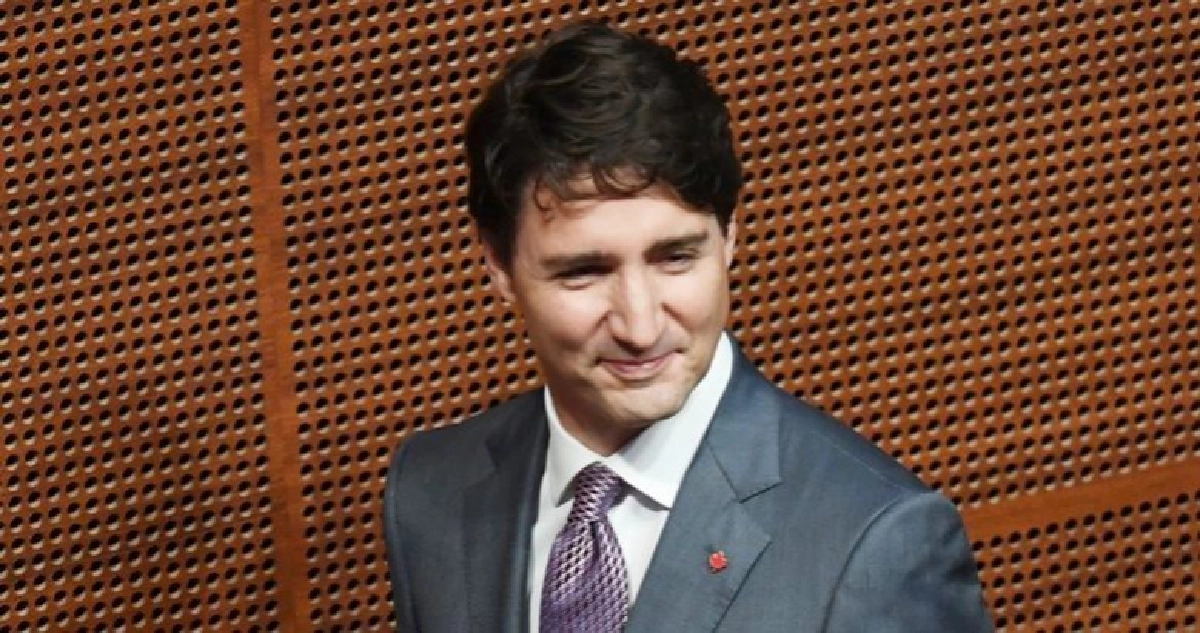 ฮือฮา!!นายกฯแคนาดาสวมชุดซูเปอร์แมนประชุมสภาวันฮาโลวีน