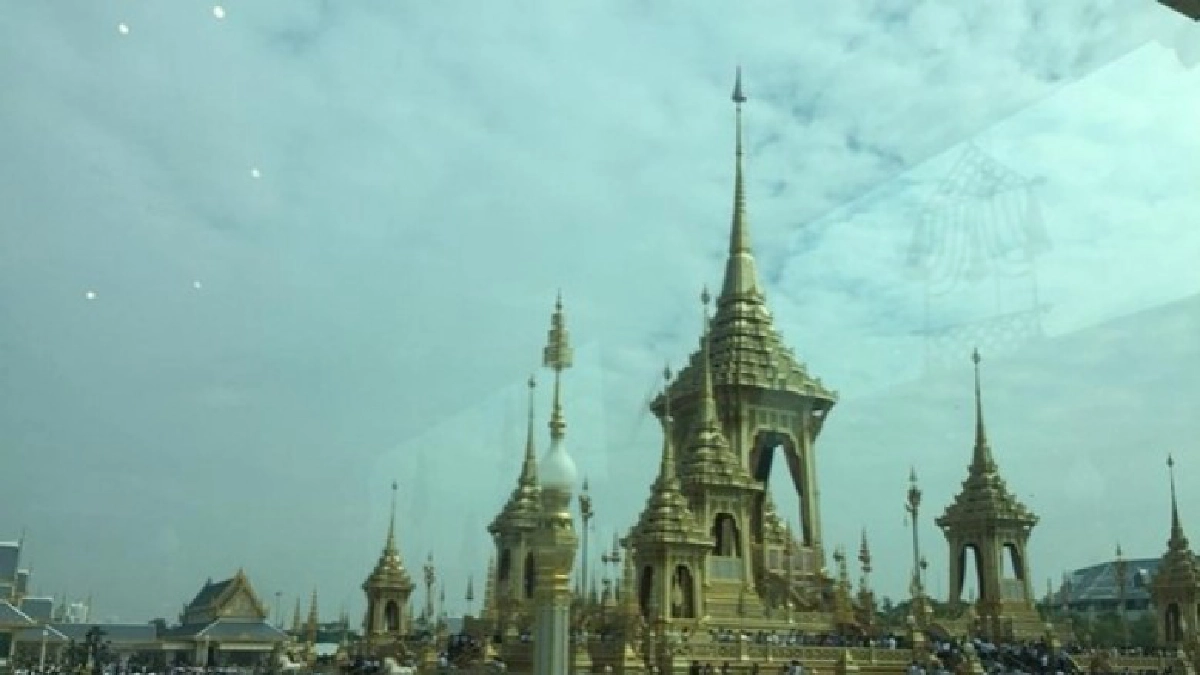 ให้ชมพระเมรุมาศโดยรอบห้ามขึ้นขั้น1และ2 เพื่อความสวยงาม ให้ชมพระเมรุมาศโดยรอบห้ามขึ้นขั้น1และ2 เพื่อความสวยงาม