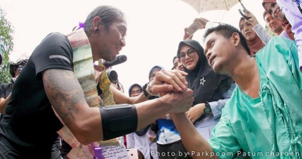"คำสัญญาลูกผู้ชาย" ที่หน้าโรงพยาบาลธารโต