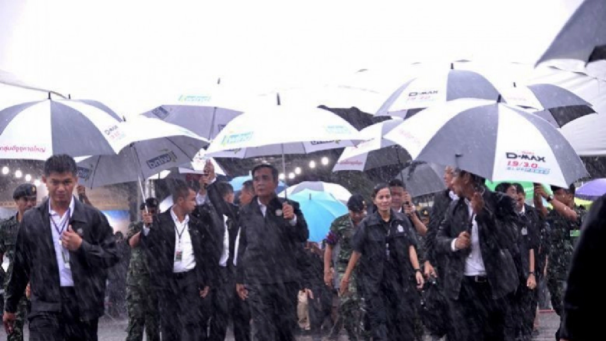 "บิ๊กตู่" เจอฝนกระหน่ำเมืองคอน อ้อนปชช.ขอความไว้วางใจ 