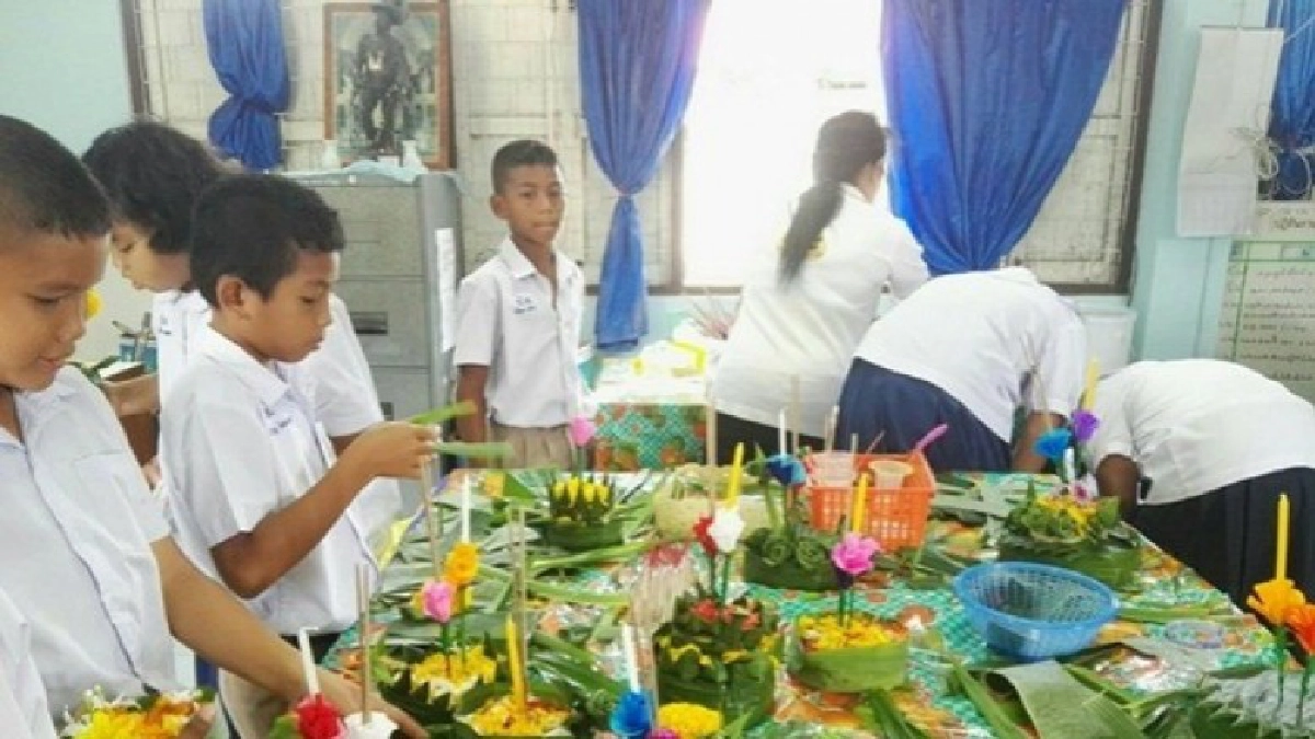 ร.ร.บ้านป่าคลอกสอนนักเรียนประดิษฐ์กระทง