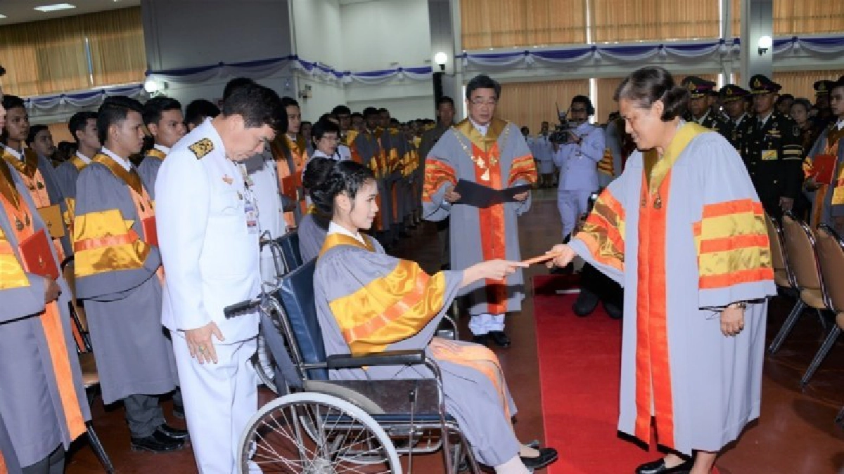 บัณฑิตสาวสุดปลื้ม สมเด็จพระเทพฯพระราชทานปริญญาฯ ถึงรถเข็น