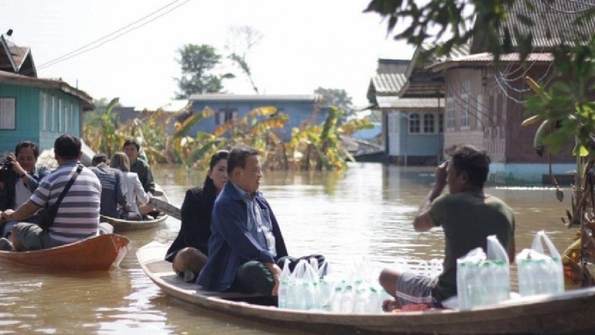 "เพื่อไทย" ไป "อ่างทอง" ช่วยประชาชนถูกน้ำท่วม 
