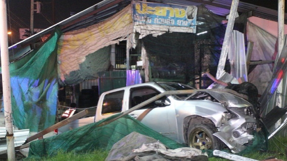 เมาซิ่งกระบะเสยร้านขายยางพังยับ เมาซิ่งกระบะเสยร้านขายยางพังยับ