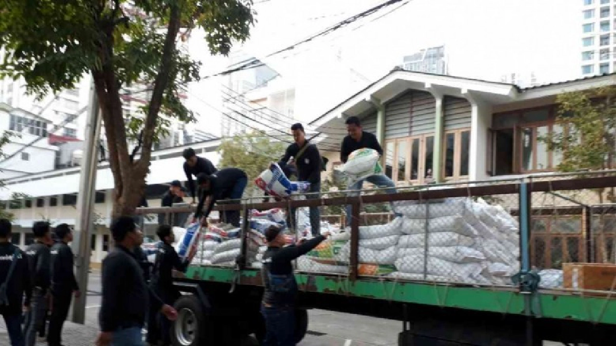 ปศุสัตว์จิตอาสาร่วมบรรจุถุงยังชีพเสบียงสัตว์ 