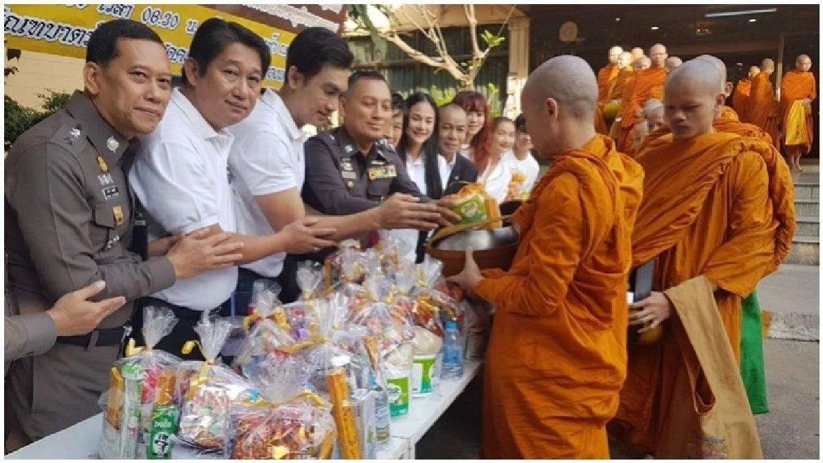 โฆษกตร.นำทัพดาราปชช.ตักบาตรทำบุญถวายเป็นพระราชกุศลในหลวงร.9
