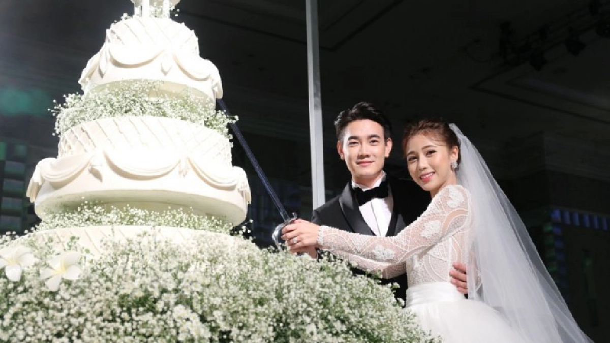 "ฟลุค"  จูงมือ “แอปเปิ้ล”  ฉลองวิวาห์หวาน  เรียบหรู 