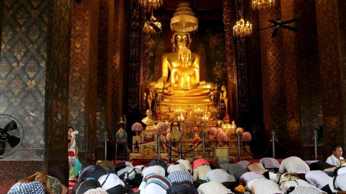 ประชาชนหลั่งไหลเข้ากราบ "พระบรมราชสรีรางคาร ร.9"