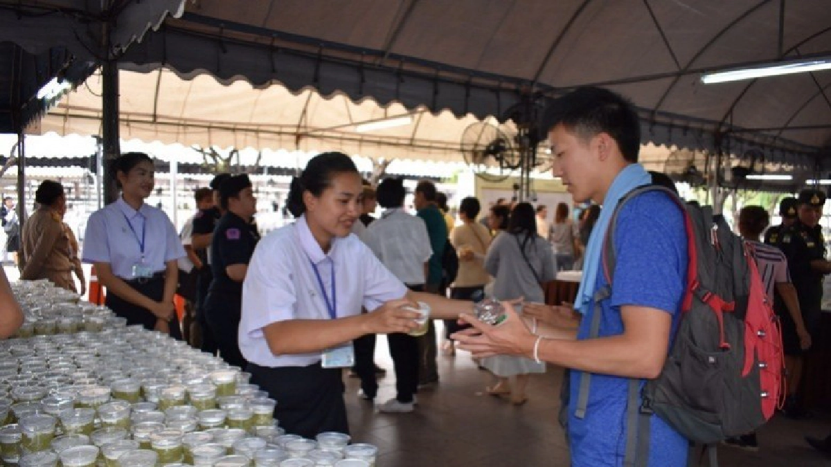 พระราชทานอาหาร-น้ำดื่ม-ขนมไทย แจก ปชช.ชมนิทรรศการฯ 