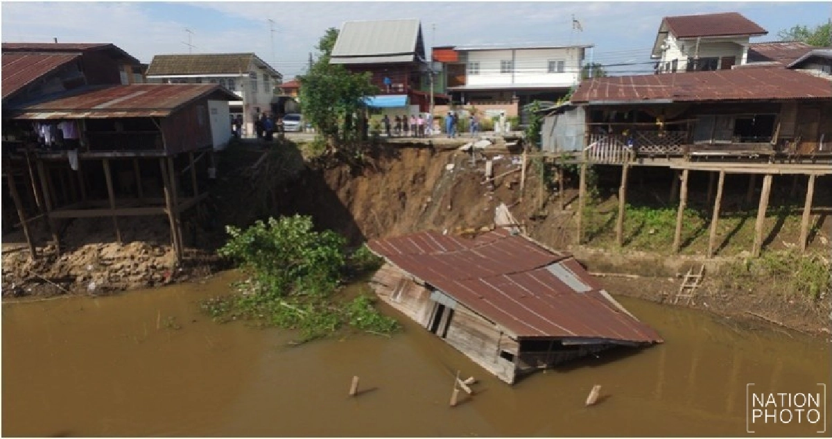 ระทึก! บ้านทรุดลงแม่น้ำ เจ้าของบ้านโดดหนีรอดหวุดหวิด ระทึก! บ้านทรุดลงแม่น้ำ เจ้าของบ้านโดดหนีรอดหวุดหวิด